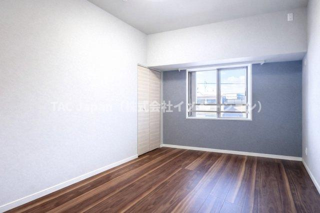 グラントレゾール西日暮里の洋室|たっぷりの自然光が差し込む洋室で、家族とのくつろぎ時間がいっそう心地よく広がる空間へ。