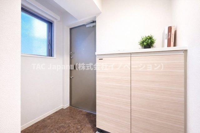 グラントレゾール西日暮里の玄関|扉を開けた瞬間、あたたかな陽光が差し込む玄関が広がり、清々しい空気とともにやさしく迎え入れてくれます。その明るさと開放感は、一日の始まりに期待を抱かせ、住まい全体の心地よさを自然と感じさせてくれます。