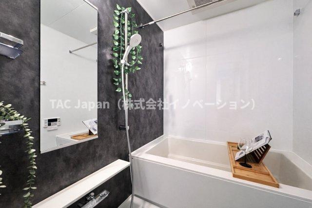 グラントレゾール西日暮里の浴室|家族みんなの疲れをやさしく包み込む、広々とした癒しのバスルーム。ゆったりとくつろげる空間で、日々のストレスもすっと解きほぐされる、心身ともにリラックスできるひとときをお届けします。