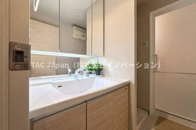 グラントレゾール西日暮里の独立洗面台|明るい洗面スペースは、使いやすさを徹底的に追求した設計です。忙しい朝も快適に自然と笑顔がこぼれる心地よいひとときを叶えます。毎日の身支度がスムーズに整う、家族みんなに優しい空間です。