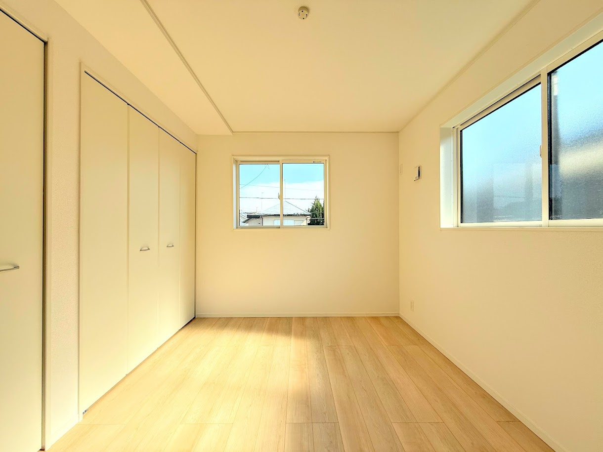 戸塚区深谷町　新築戸建て　第1の洋室|◆柔らかい陽光が差し込む明るいお部屋を演出する設計。彩光の取れる窓が気持ちの良いお部屋を創り上げます。
