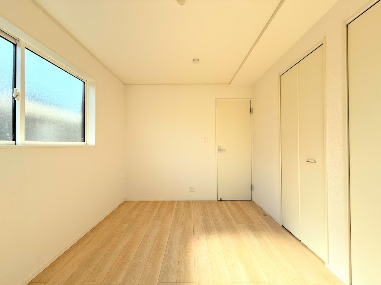 戸塚区深谷町　新築戸建て　第1の洋室|◆室内はいつも明るい印象なので気持ちの良い朝を迎えられます。各部屋にはクローゼットを完備しており、収納が多いお家はすっきりして快適空間です。
