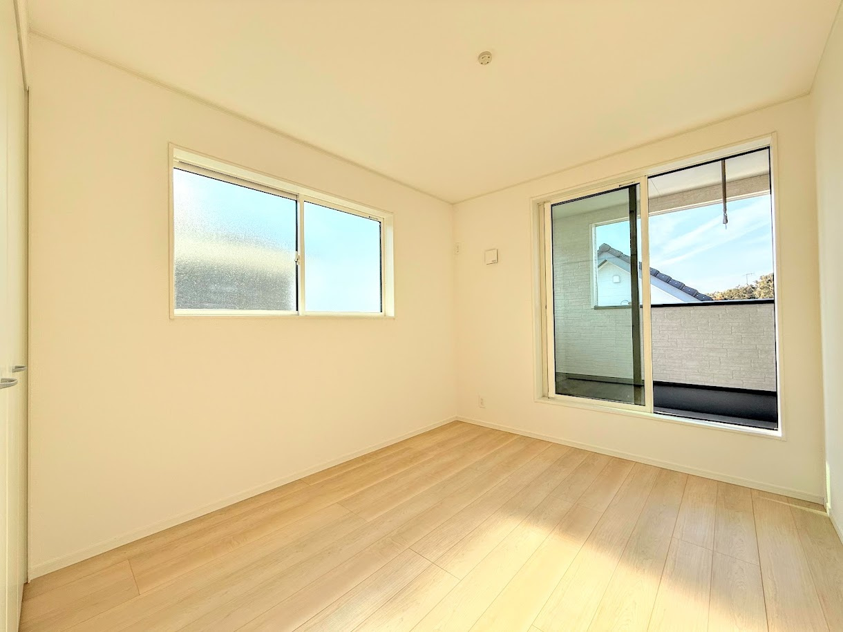 戸塚区深谷町　新築戸建て　第1の洋室|◆二面採光で、陽差しを長時間受ける事が出来る暖かい室内です。もちろん複層ガラスなので、遮音性にも優れ、結露も発生しにくい構造。サッシ周りのカビが発生しにくくなります。
