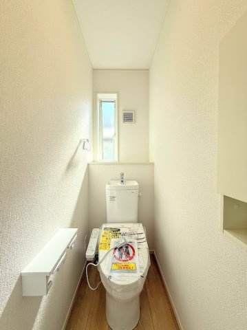 戸塚区深谷町　新築戸建て　第1のトイレ|◆清潔感のある白を基調とした落ち着ける空間。小窓をもうけていますので、こもりやすい空気の入れ替えも簡単に行えますね！
