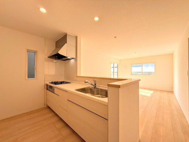 戸塚区深谷町　新築戸建て　第1のキッチン|◆キッチンからダイニングやリビングが見渡せるキッチン。料理をしながら家族とコミュニケーションをとれるだけでなく、大きな開放感も得られることができます。
