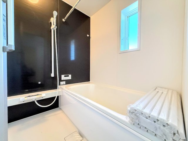 戸塚区深谷町　新築戸建て　第1の浴室|◆お子様と一緒にバスタイムを楽しめる広々空間。浴室乾燥機付で心地よいバスタイムを実現します。
