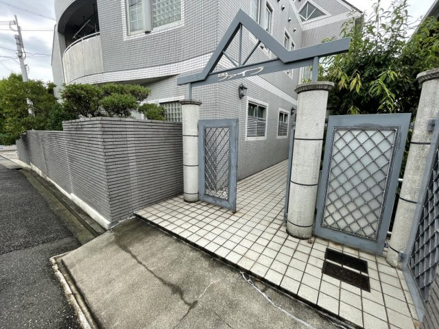 ファイブ西岡本のエントランス