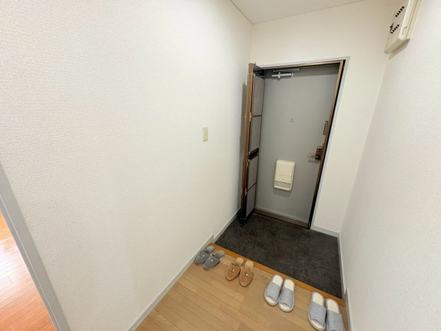 ファイブ西岡本の玄関