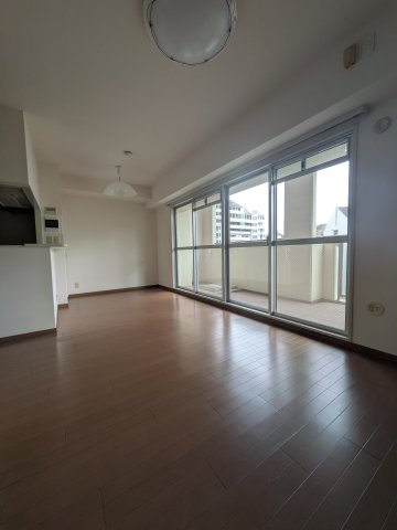 RICウエストコート4番街東棟2番館の居間・リビング