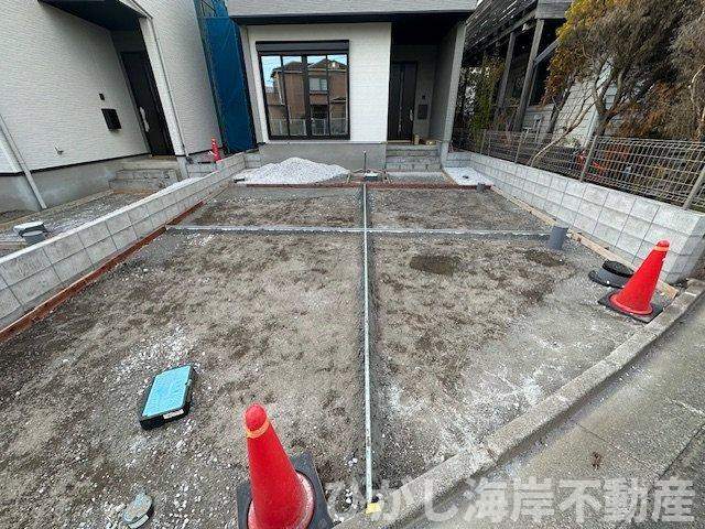 藤沢市片瀬４丁目　新築戸建　全２棟の駐車場|2月12日撮影　外構工事中　駐車スペース