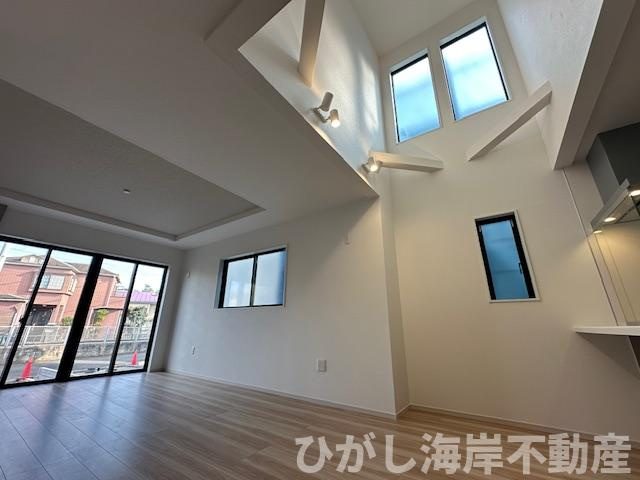 藤沢市片瀬４丁目　新築戸建　全２棟の居間・リビング|19.7帖　吹抜付LDK