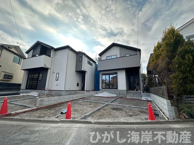 藤沢市片瀬４丁目　新築戸建　全２棟の前面道路含む現地写真|2月12日撮影　外構工事中　現地外観