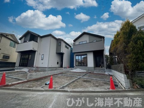 藤沢市片瀬４丁目　新築戸建　全２棟の前面道路含む現地写真|2月12日撮影　外構工事中　現地外観