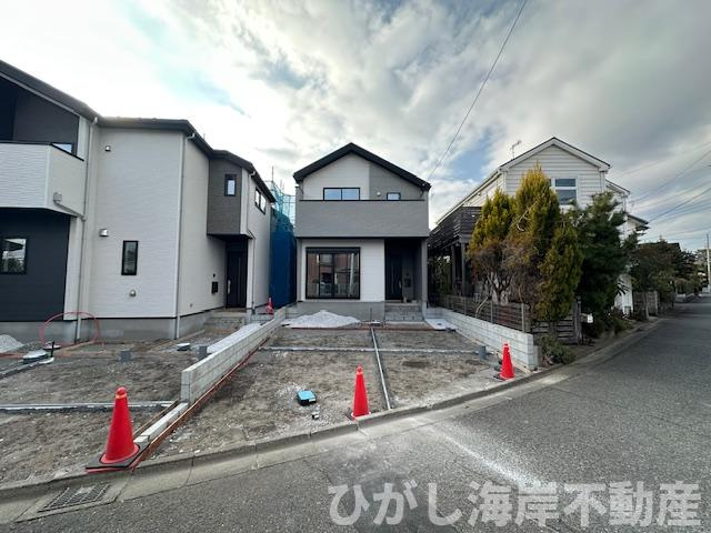 藤沢市片瀬４丁目　新築戸建　全２棟の外観|2月12日撮影　外構工事中　現地外観