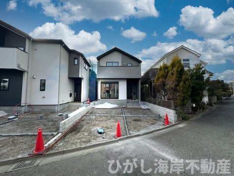 藤沢市片瀬４丁目　新築戸建　全２棟の外観|2月12日撮影　外構工事中　現地外観