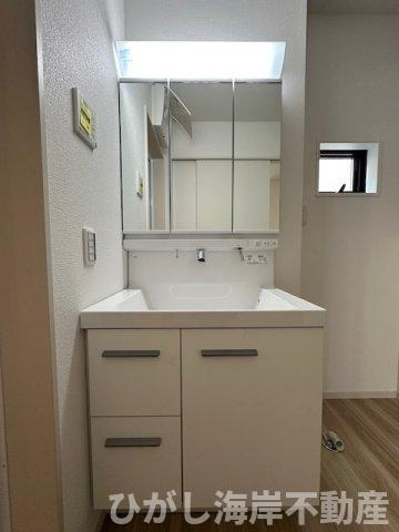 藤沢市片瀬４丁目　新築戸建　全２棟の独立洗面台|三面鏡化粧台