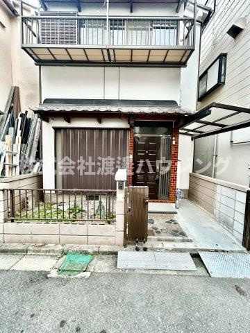 寝屋川市御幸東町一戸建のエントランス