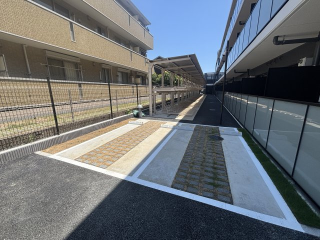 S-RESIDENCE原木中山azureの駐車場