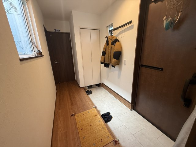 【玄関】 | 【VR公開中】西本ハウス施工の築浅注文住宅｜伴駅徒歩4分｜伴東1丁目4LDK