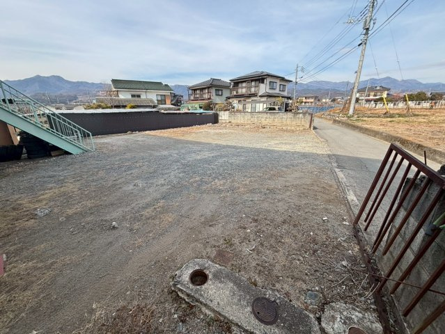 山梨市一棟アパートの駐車場