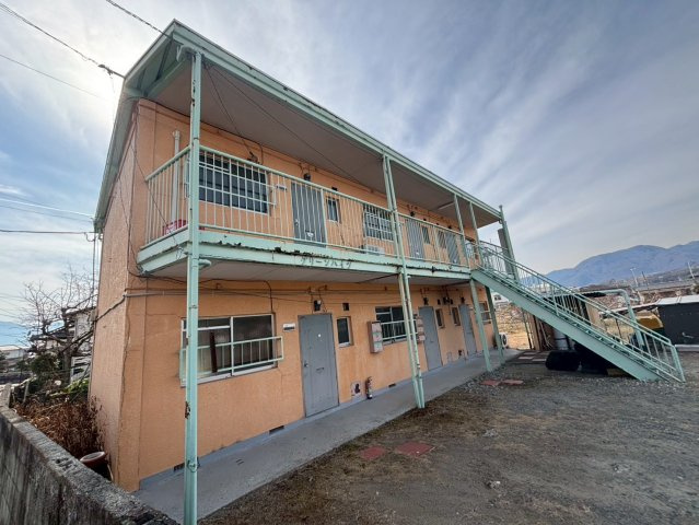 山梨市一棟アパートの外観