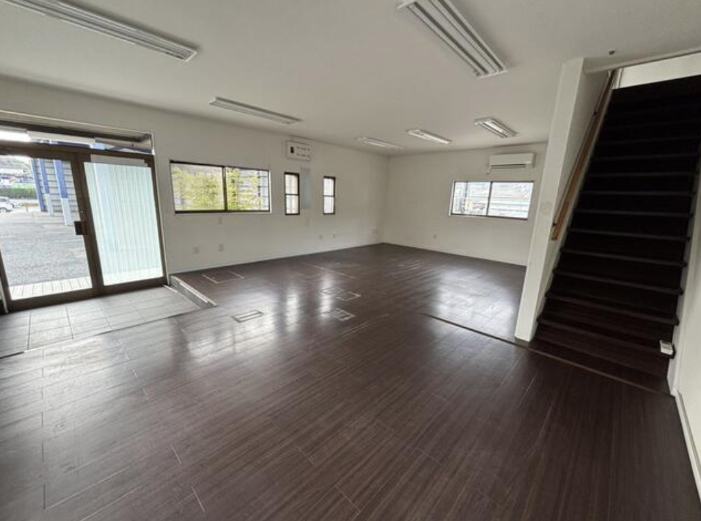 湖南市下田の事務所の内装