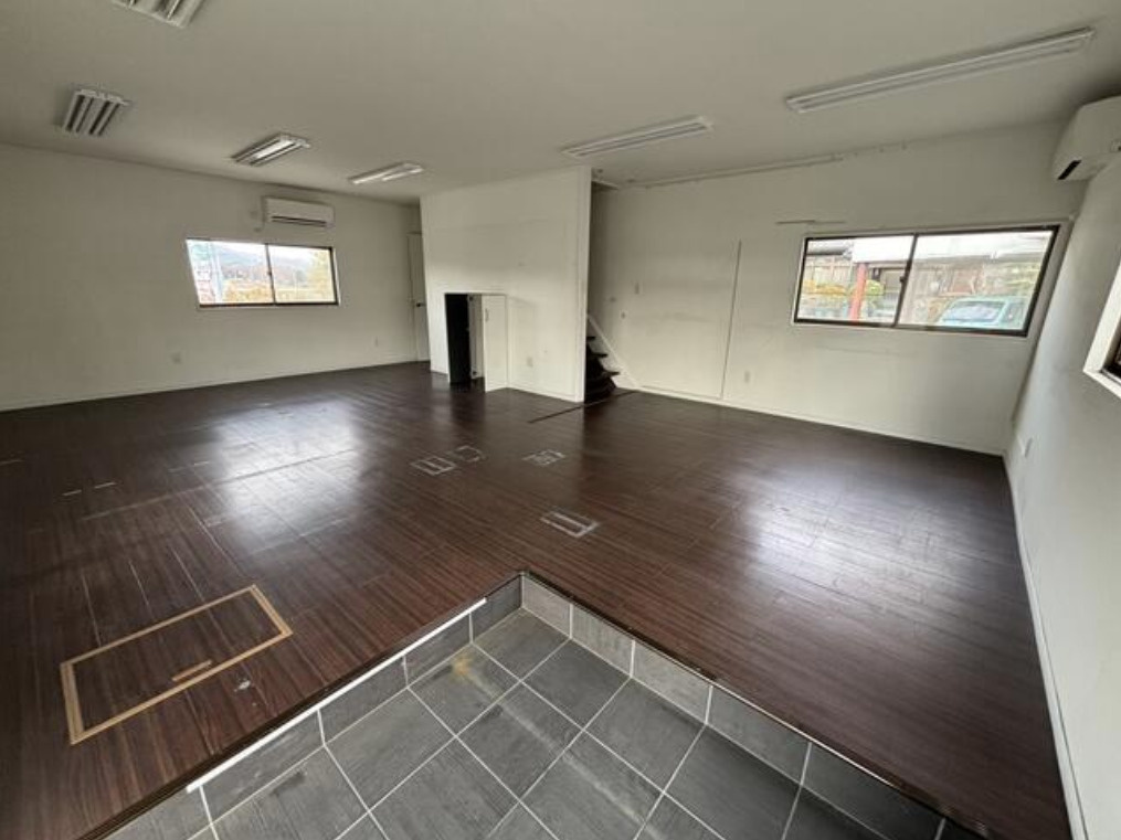 湖南市下田の事務所の内装