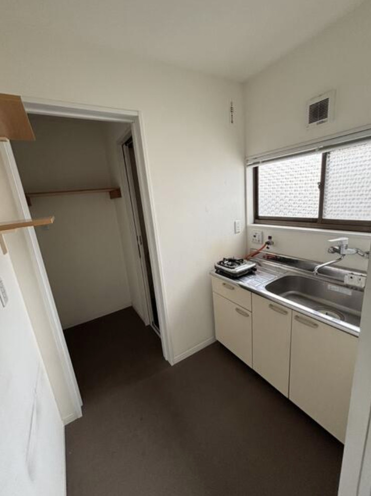 湖南市下田の事務所のキッチン