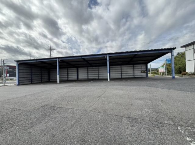 湖南市下田の事務所の駐車場