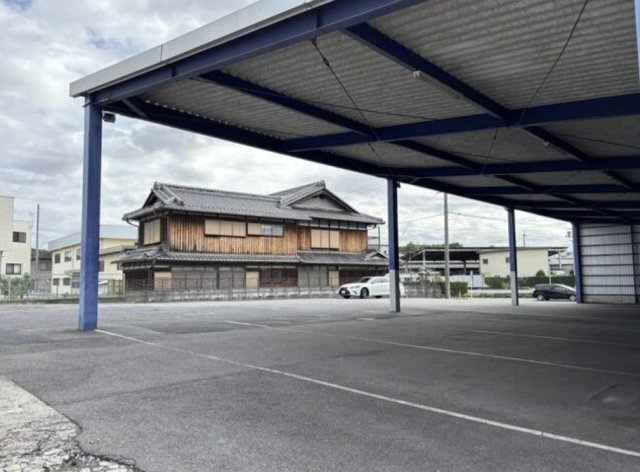 湖南市下田の事務所の駐車場