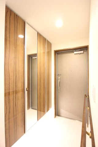 ピアッツァコート郡山駅前ソラーレの玄関