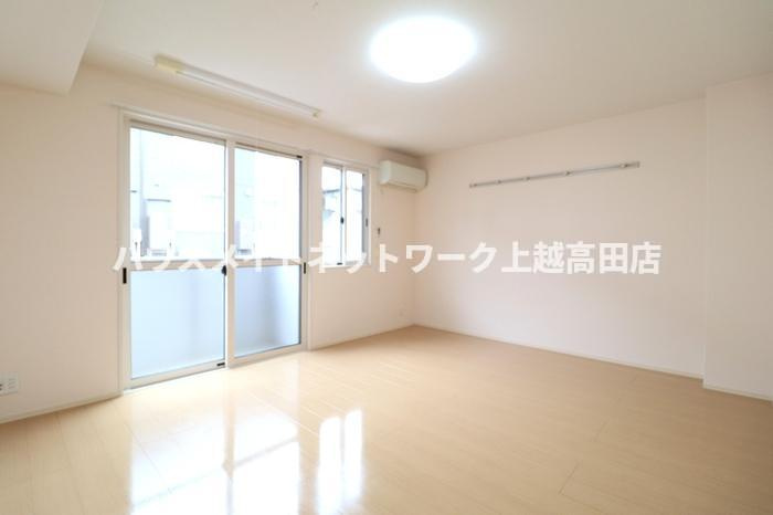 メゾン・レスポワールの居間・リビング|洋室