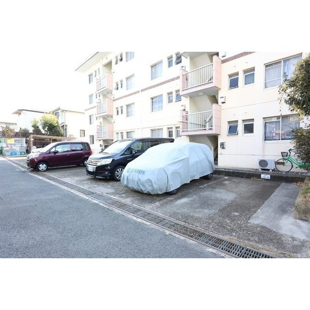 メゾン千里山の駐車場