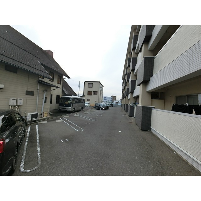 ハイリビングＫの駐車場