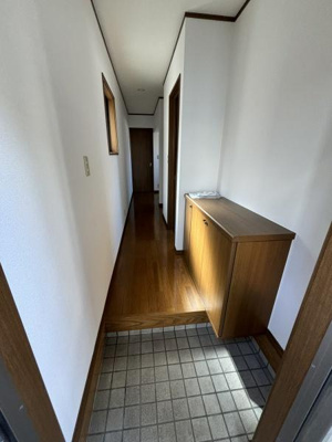 【玄関】 | ラグーナB棟 | 写真は同タイプの別のお部屋のものです。