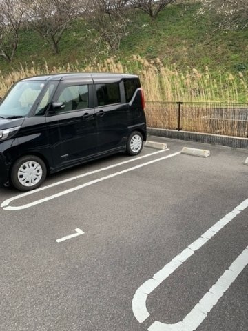 フリーデンの駐車場