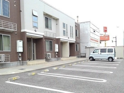 ココ　ウエストの駐車場|車をお持ちの方に嬉しい駐車場付きの物件です