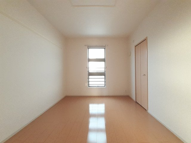 ココ　ウエストの内装|明るい色調の室内です