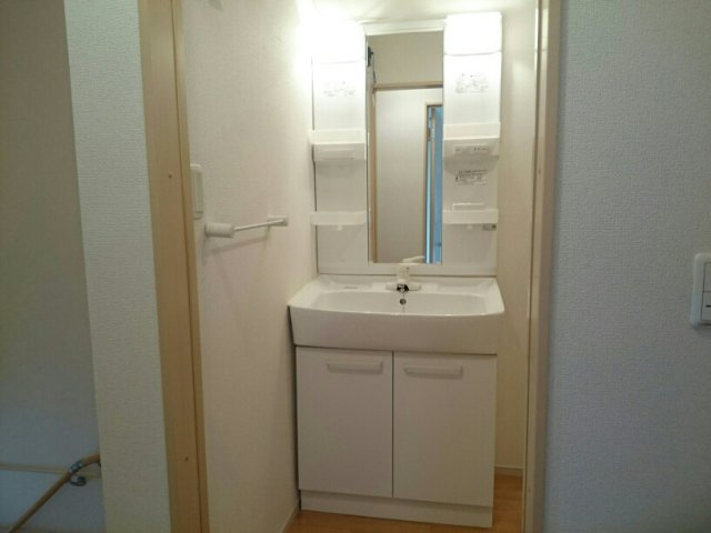 パイシス　Ｂの洗面所|明るい洗面所です