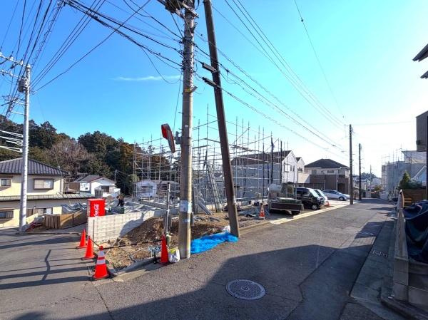 横浜市泉区和泉中央南２丁目の新築一戸建の前面道路含む現地写真