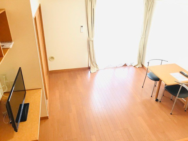 レオパレスストリートハウスの居間・リビング|1階フローリング、2階カーペット