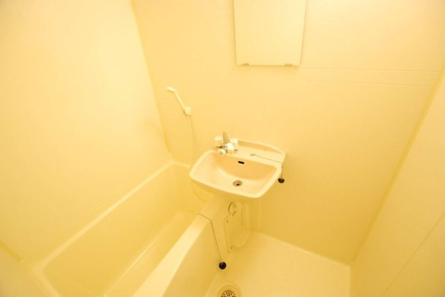 レオパレスストリートハウスの浴室