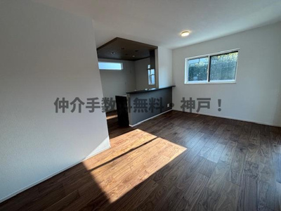 【居間・リビング】 | 神戸市垂水区南多聞台1丁目　新築戸建　仲介手数料無料！ | こちらの居間で趣味の時間をお楽しみください