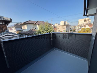 【バルコニー】 | 神戸市垂水区南多聞台1丁目　新築戸建　仲介手数料無料！ | 開放的で明るい空間を演出してくれるバルコニーです
