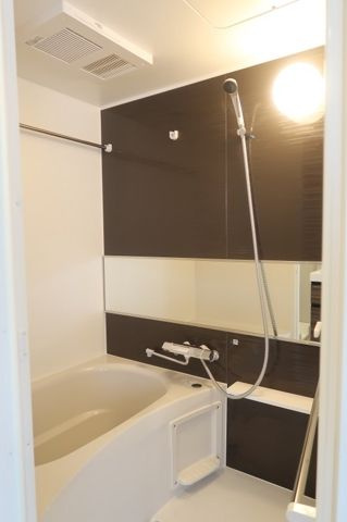 ロイジェント世田谷野沢の浴室