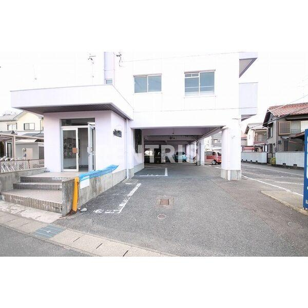 メゾンコメショーの駐車場