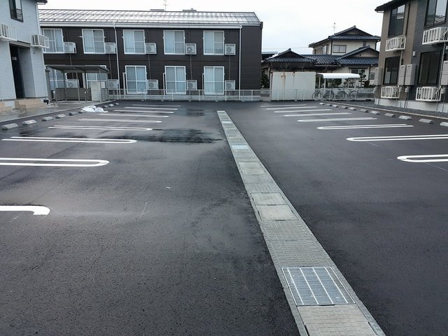 ボナール・アイリスの駐車場