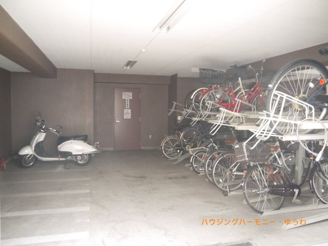 【駐輪場】 | ルピナス王子駅前 | 屋根付きの駐輪場となっていますので、雨の日でも大切な自転車が濡れずに済みます。