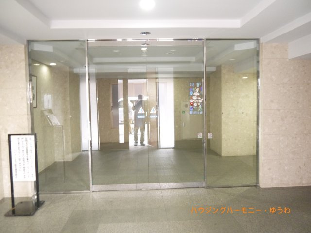 【その他共用部分】 | ルピナス王子駅前 | 清潔感と歓迎感があるエントランスホールとなります。