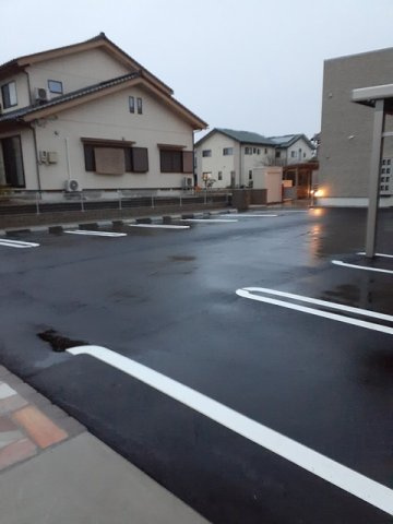 メゾン　ド　サージュの駐車場